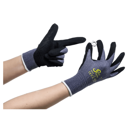 Dve ruky s ultraľahkými montážnymi rukavicami AMPri SolidSafety Tough Air od AMPri Handelsgesellschaft mbH sú na bielom pozadí. Jedna ruka ukazuje prstom, zatiaľ čo druhá drží malý kovový krúžok. Tieto tmavo štruktúrované bezpečnostné rukavice majú text a symboly a disponujú úrovňou odolnosti proti oderu 4 pre vynikajúcu trvanlivosť.