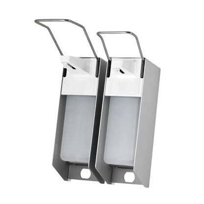 Vystavené sú dva nástenné dávkovače AMPri pre 500 ml dezinfekčného prostriedku a mydla, s nerezovým puzdrom a bielym plastovým dávkovačom. Každý je vybavený dlhým pákovým ovládaním pre hygienické dávkovanie. Sú umiestnené vedľa seba na jednoduchom bielom pozadí.