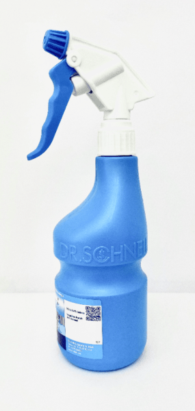 Modrá plastová sprejová fľaša Dr. Schnell UNIMAGIC od DR.SCHNELL GmbH & Co. KGaA s bielo-modrou sprejovou tryskou stojí vzpriamene pred jednoduchým bielym pozadím.