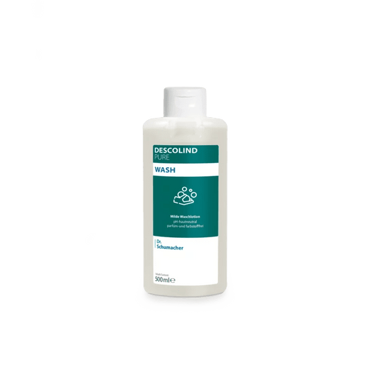 Biela plastová fľaša s umývacím mliekom Dr. Schumacher Descolind Pure Wash (500 ml) od spoločnosti Dr. Schumacher GmbH so zeleno-bielou etiketou stojí pred jednoduchým svetlosivým pozadím. Toto umývacie mlieko s pH neutrálnym pre pokožku a bez parfumov je ideálne pre citlivú pokožku.