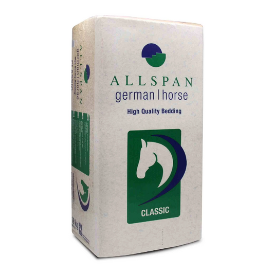 Ein Paket mit Allspan German Horse Classic Holzspäne Einstreu Bioaktiv, hergestellt für eine staubfreie Umgebung. Die Verpackung ist weiß mit grünen und blauen Akzenten und zeigt eine Pferdesilhouette und das Wort „CLASSIC“ und ist mit ihrem Holzspäne-Substrat perfekt geeignet, um eine hervorragende Stallhygiene zu gewährleisten.