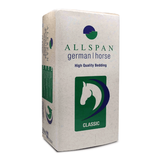 Balíček podstielky z drevených štiepkov Allspan German Horse Classic je označený zeleno-modrým logom s hlavou koňa a nápisom „CLASSIC“ v bielej farbe na zelenom pozadí. Tento prevažne biely obdĺžnikový balíček so zelenými a modrými akcentmi obsahuje podstielku s nízkym obsahom prachu, ktorá zaisťuje maximálny komfort.