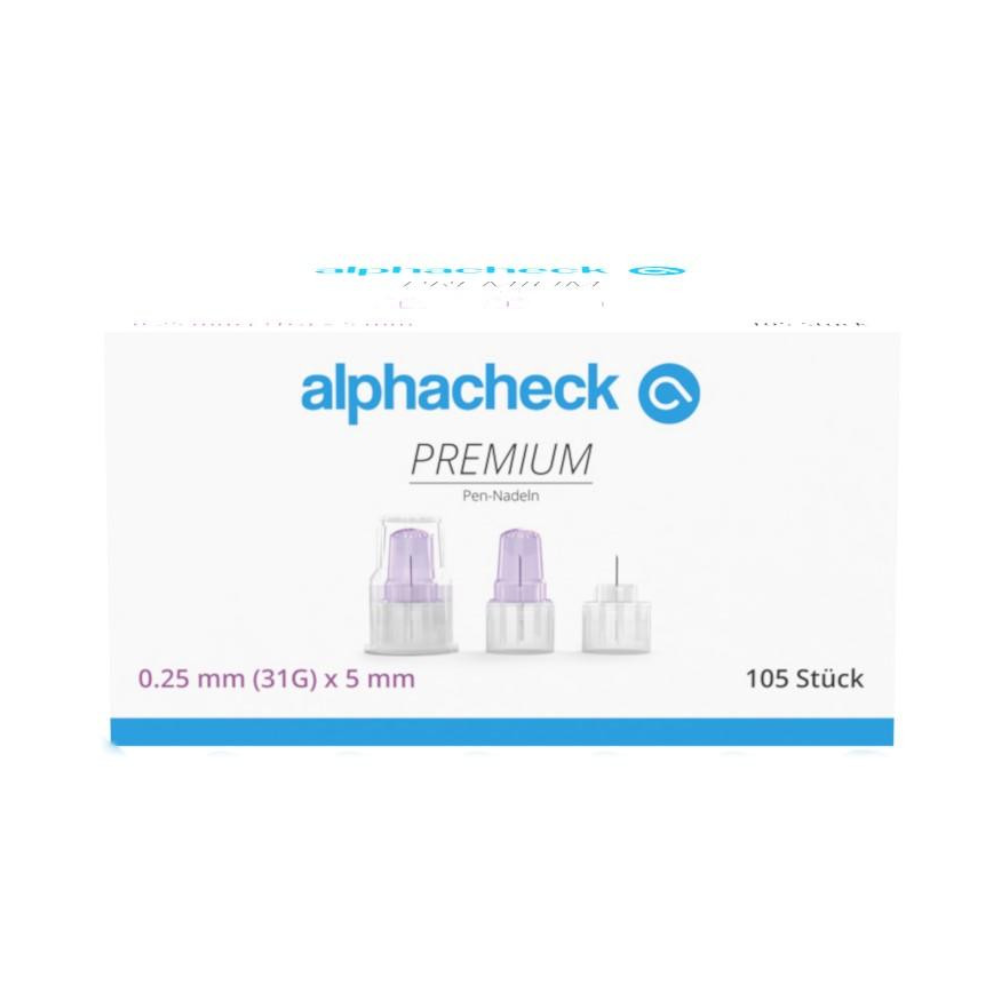Biela škatuľka s nápisom „Alphacheck PREMIUM Pen-ihly, rôzne veľkosti“ a modrým logom. Obsahuje 105 kusov Pen-ihiel s rozmermi 0,25 mm (31G) x 5 mm na podávanie inzulínu. Na prednej strane sú zobrazené tri Pen-ihly, ktoré zabezpečujú minimálnu bolesť pri použití. Text „105 kusov“ uvádza počet kusov. Produkt je od Berger Med GmbH.