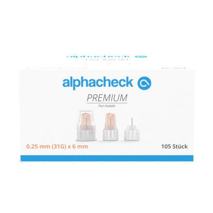 Biela škatuľka s nápisom „Alphacheck PREMIUM Pen-ihly, rôzne veľkosti“ s obrázkom troch Pen-ihiel od Berger Med GmbH. Text uvádza rozmery 0,25 mm (31G) x 6 mm a množstvo 105 kusov, navrhnuté pre pohodlie pri podávaní inzulínu.