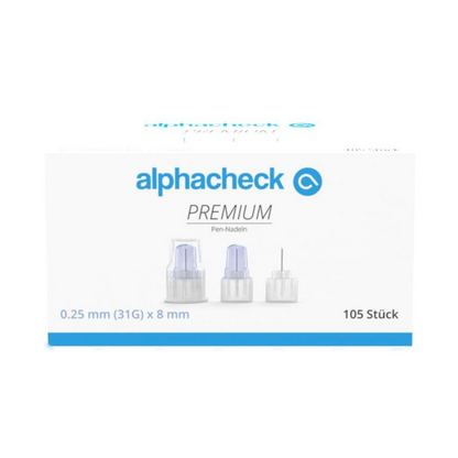 Obrázok ukazuje škatuľku Alphacheck PREMIUM Pen-ihiel, rôzne veľkosti od Berger Med GmbH, ktoré sú vyvinuté pre minimálnu bolesť pri podávaní inzulínu. Na obale je uvedené, že ihly majú veľkosť 0,25 mm (31G) x 8 mm a škatuľka obsahuje 105 kusov. Na škatuľke sú zobrazené tri Pen-ihly.