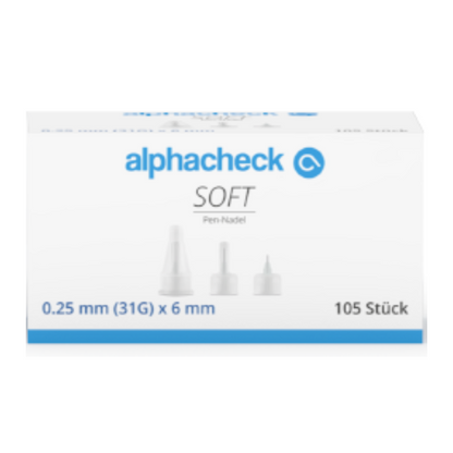 Biela škatuľka s nápisom „Alphacheck soft Pen-ihly, rôzne veľkosti, 105 kusov/balenie“ s obrázkami troch Pen-ihiel, ktoré udávajú veľkosť 0,25 mm (31G) x 6 mm a majú silikónový povlak pre jemnú inzulínovú injekciu. Škatuľka obsahuje 105 kusov značky Berger Med GmbH, s textom prevažne v modrej a sivej farbe.