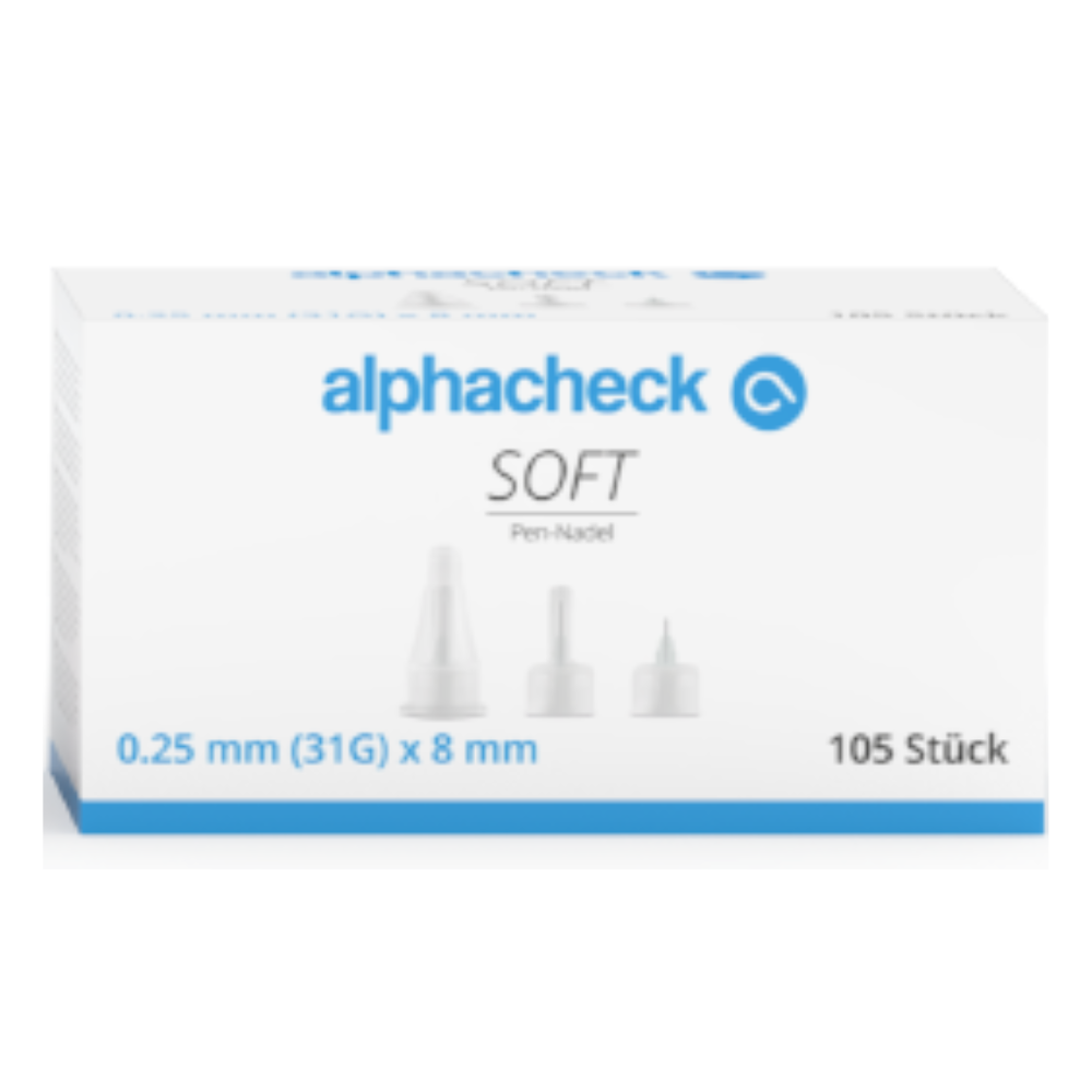 Škatuľka Alphacheck Soft Pen-ihiel, rôzne veľkosti, 105 kusov/balenie od Berger Med GmbH. Biela škatuľka s modrým textom uvádza, že ihly majú priemer 0,25 mm (31G) a dĺžku 8 mm a sú určené na inzulínovú injekciu. Každá ihla má silikónový povlak pre hladké použitie. Škatuľka obsahuje 105 kusov a na prednej strane má obrázky komponentov ihly.