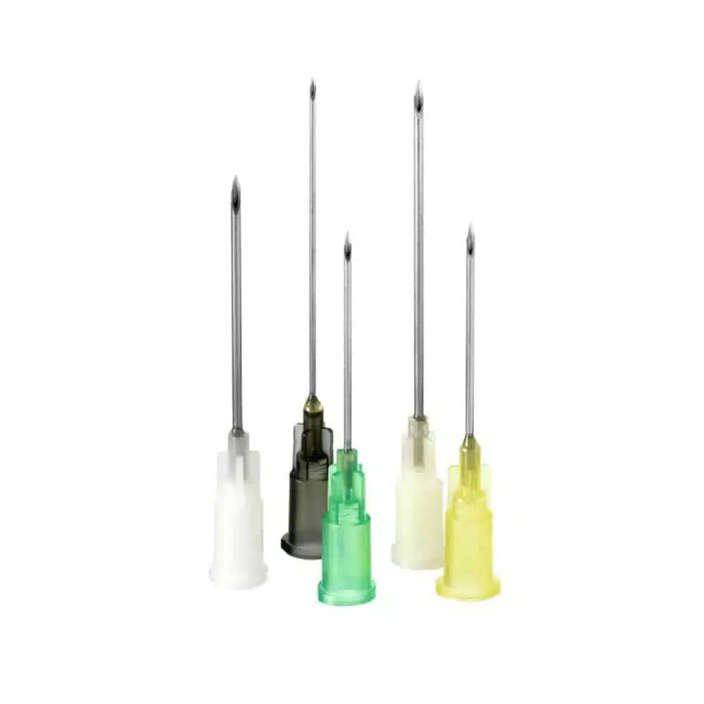 Obrázok zobrazuje päť B. Braun Sterican® jednorazových ihiel na odber krvi, rôznych veľkostí a s farebnými plastovými puzdrami v bielej, sivej, zelenej a žltej farbe. Tieto jednorazové ihly od B. Braun Deutschland GmbH & Co. KG sú úhľadne usporiadané vo vzpriamenej polohe pred bielym pozadím.