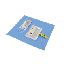 Der B. Braun EZCOVER® Schallkopfbezug zur sterilen Ultraschallanwendung, 15x30 cm | 1 kus od B. Braun Deutschland GmbH & Co. KG je prezentovaný na modrej operačnej plachte. Súprava obsahuje zapečatené balenie s okrúhlym predmetom, pásik označený šípkami a dva malé, biele okrúhle pásiky na zabezpečenie procesnej bezpečnosti.