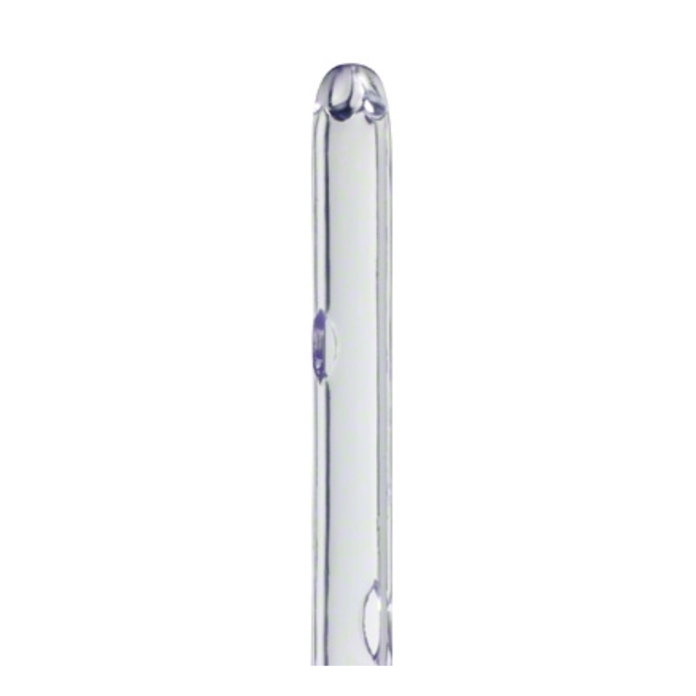 Detailný záber na priehľadný sklenený teplomer so zameraním na hornú časť, ktorý pripomína zaoblený dizajn jednorazového katétra pre mužov s uzavretým Nelatonovým hrotom, 40 cm, vyrábaného spoločnosťou B. Braun Deutschland GmbH & Co. KG pre jemné postupy. Jednoduché biele pozadie zdôrazňuje jemné spracovanie.