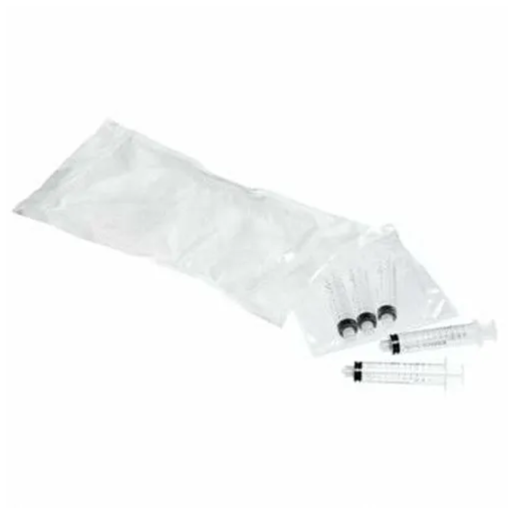 Päť B.Braun ProSet Intrafix® Primeline Omnifix injekčných striekačiek značky B. Braun Deutschland GmbH & Co. KG leží na bielom podklade, tri v priehľadnom plastovom obale, dve sú nebalené a vynikajú pred jednoduchým svetlým pozadím.