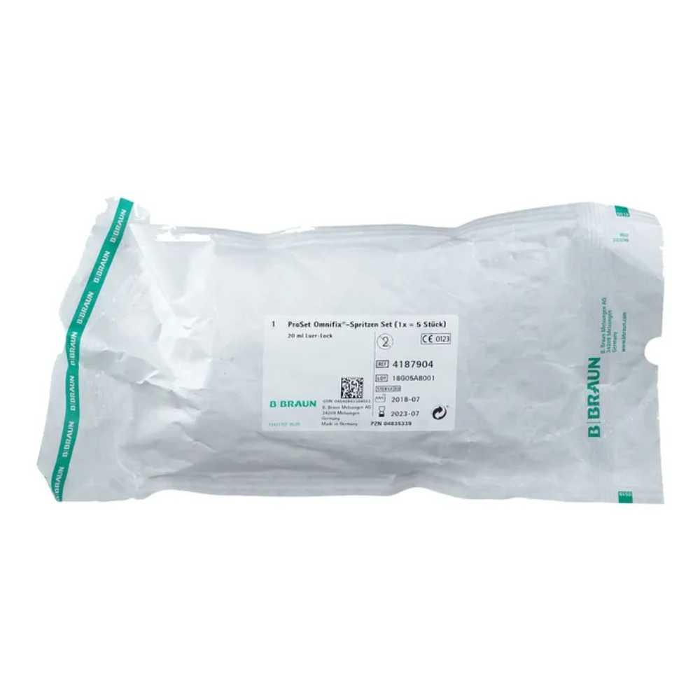 Priehľadný plastový obal nesie logo B.Braun, detaily produktu a čiarové kódy na bielom pozadí a obsahuje Perfusor Omnifix injekčné striekačky so značkou „B.Braun ProSet Intrafix® Primeline Omnifix injekčné striekačky Set 20 ml LL | 1 kus“ od B. Braun Deutschland GmbH & Co. KG.