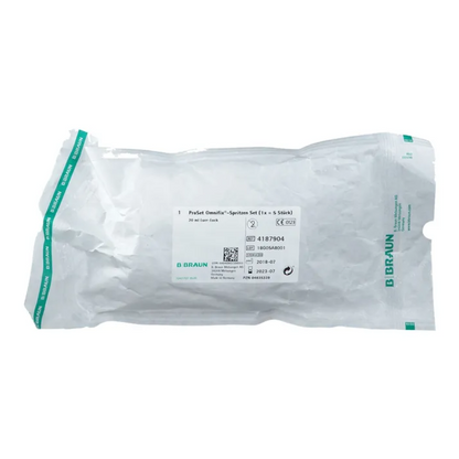 Priehľadný plastový obal nesie logo B.Braun, detaily produktu a čiarové kódy na bielom pozadí a obsahuje Perfusor Omnifix injekčné striekačky so značkou „B.Braun ProSet Intrafix® Primeline Omnifix injekčné striekačky Set 20 ml LL | 1 kus“ od B. Braun Deutschland GmbH & Co. KG.