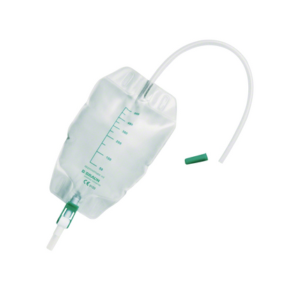 Der B. Braun Urimed® B'Bags Beinbeutel, 500 ml von B. Braun Deutschland GmbH & Co. KG ist ein DEHP-freier transparenter Urindrainagebeutel mit Messskala und flexiblem Schlauch, der für das Harninkontinenzmanagement konzipiert ist. Er verfügt über eine grüne Kappe und ist auf weißem Hintergrund fotografiert.
