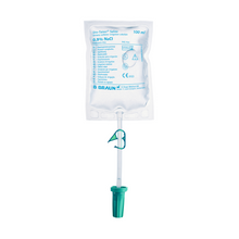 100 ml vrecko s fyziologickým roztokom 0,9% NaCl značky B. Braun Deutschland GmbH & Co. KG je zavesené na zelenom plastovom háčiku. B.Braun Uro-Tainer® NaCl je navrhnutý pre intravezikálnu inštaláciu a na prednej strane nesie rôzne lekárske informácie a symboly.