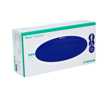 Škatuľa s B. Braun Vasco® Sensitive Latexové vyšetrovacie rukavice od B. Braun Deutschland GmbH & Co. KG, s veľkým modrým oválom na prednej strane. Tieto rukavice z prírodného latexu sú vo veľkosti XL (9-10) a bez prášku. Biele balenie je zvýraznené zeleným a modrým textom.