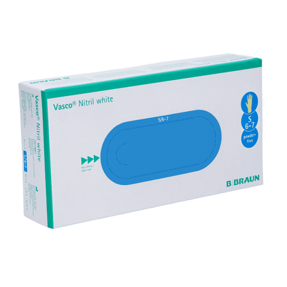 Zobrazená je škatuľa B. Braun Vasco® nitrilových bielych jednorazových rukavíc od B. Braun Deutschland GmbH & Co. KG. Tieto rukavice majú veľkosť S (6-7), sú bez púdru a bez latexu. Balenie je prevažne biele s modrými a zelenými akcentmi, ako aj symbolom ruky, ktorý udáva veľkosť rukavíc.