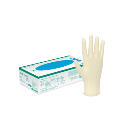 Latexová rukavica stojí vzpriamene vedľa škatule s nápisom „B. Braun Vasco® Sensitive Latexové vyšetrovacie rukavice“ od B. Braun Deutschland GmbH & Co. KG. Prevažne biela škatuľa so zelenými a modrými akcentmi opisuje tieto vyšetrovacie rukavice z prírodného latexu. Rukavica s hladkou textúrou je umiestnená dlaňou dopredu.