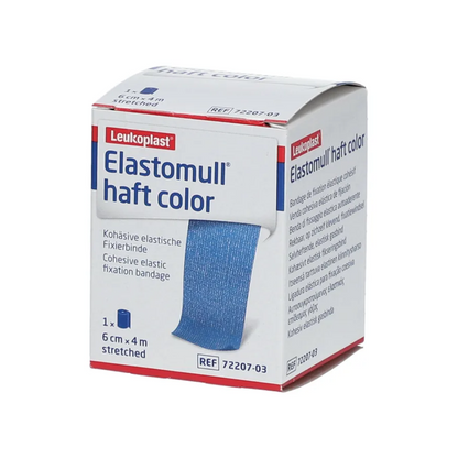 Na obale BSN Elastomull® haft color fixačného obväzu od BSN Medical GmbH je zobrazený modrý kohézny obväz. Obsahuje údaje ako veľkosť (6 cm x 4 m natiahnuté) a číslo artikla (72207-03) a zdôrazňuje prevedenie ako elastický fixačný obväz.