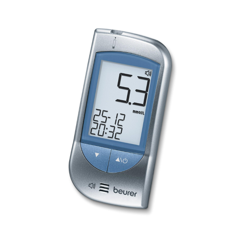 Digitálny Beurer glukomer GL 34 mmol/L s nameranou hodnotou 5,3 mmol/L disponuje displejom, na ktorom sa zobrazuje aj dátum 25-12 a čas 20:32. Elegantné striebro-modré zariadenie s logom „Beurer“ na spodnej strane je súčasťou praktickej štartovacej sady spoločnosti Beurer GmbH.