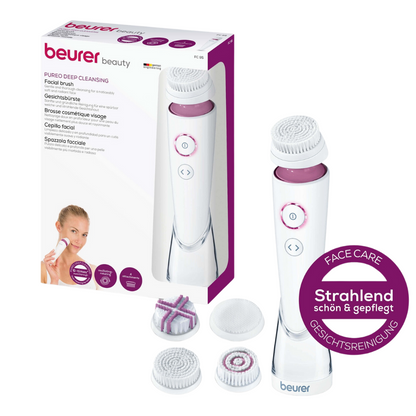 Obrázok zobrazuje zabalenú Beurer FC 95 čistiacu kefku na tvár Pureo Deep Cleansing Set od Beurer GmbH. Sada obsahuje hlavné zariadenie pre čistiacu kefku na tvár, tri rôzne hlavice kefiek, ktoré sú vhodné pre každý typ pleti, a malé fialové okrúhle štítok, ktorý zdôrazňuje hĺbkové čistenie starostlivosti o pleť a čistenie.