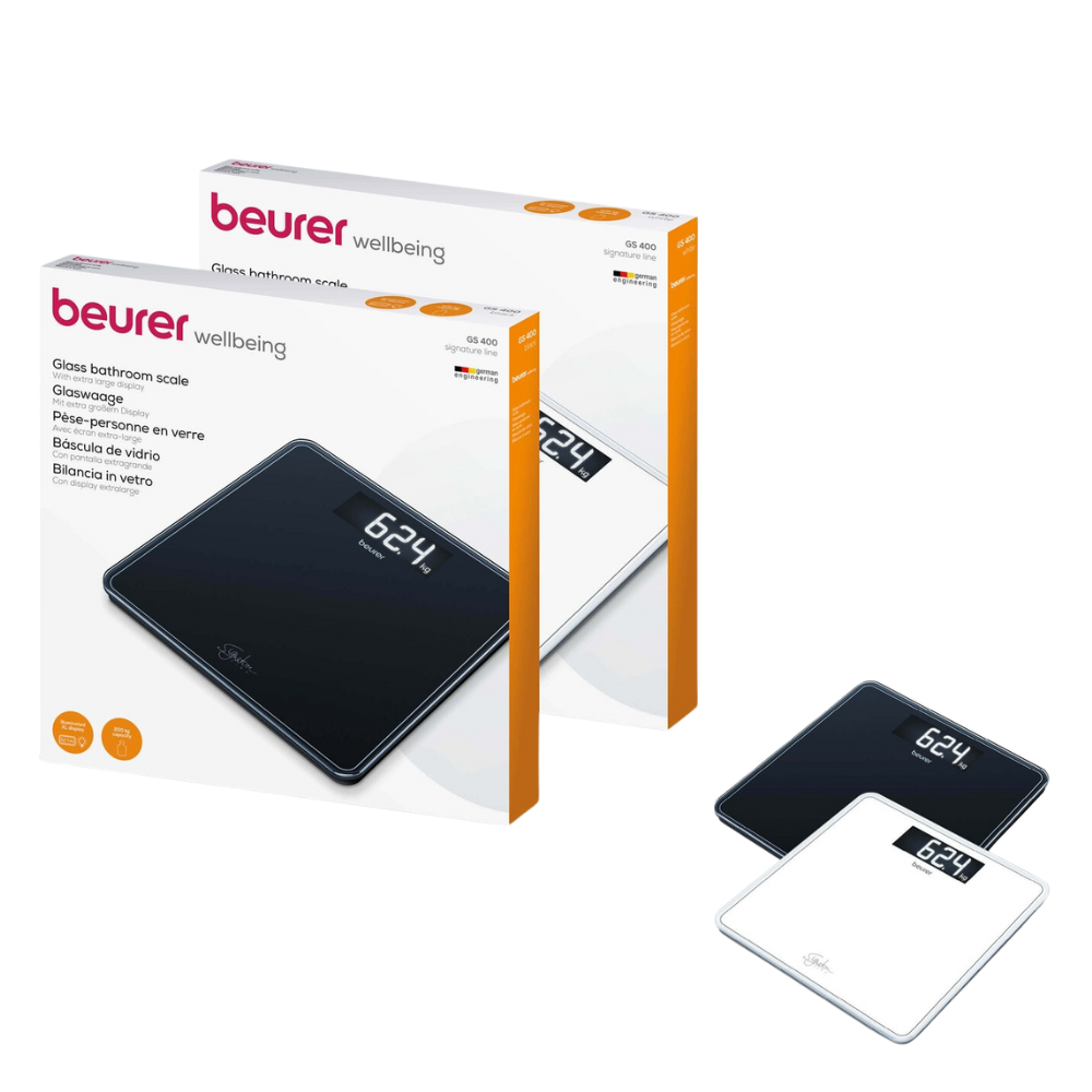 Dve Beurer GS 400 osobné váhy SignatureLine, jedna čierna a jedna biela, sú zobrazené vedľa svojich príslušných obalových škatúľ. Obal obsahuje ochrannú známku a informácie o produkte firmy Beurer GmbH. Čierna váha ukazuje na svojom digitálnom displeji „62,4“.