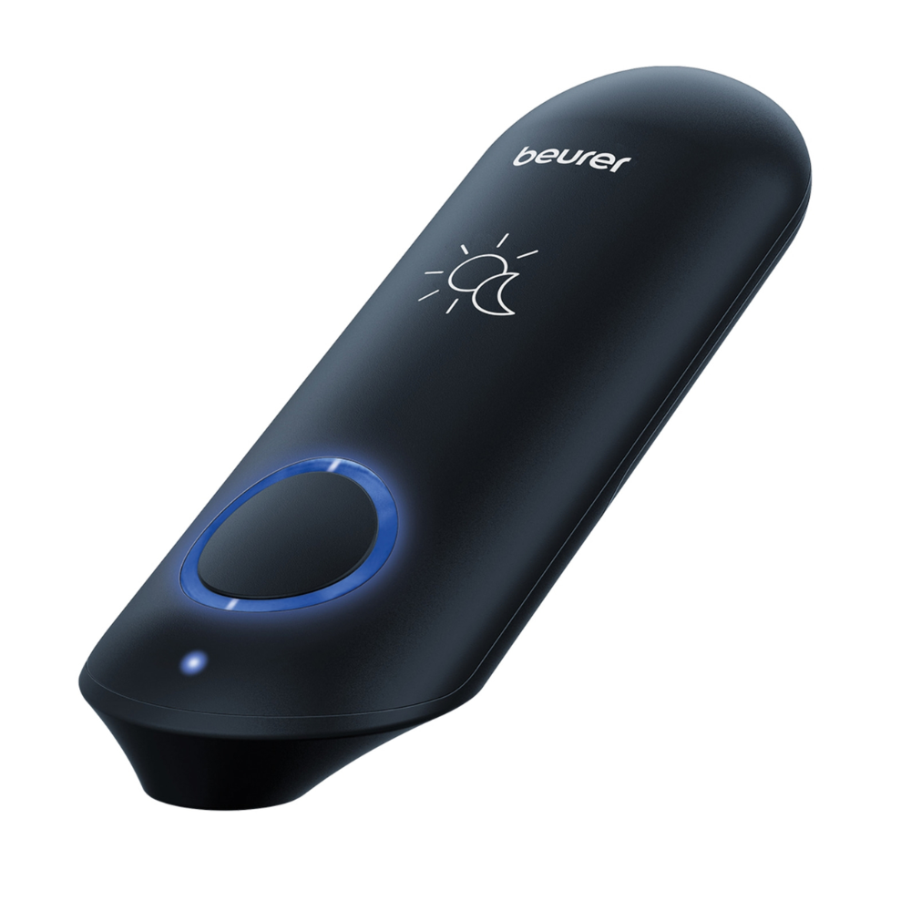Čierny, prenosný elektronický liečiteľ bodnutí hmyzom BR 90 od Beurer so zaoblenou hornou stranou a modro osvetleným okrúhlym tlačidlom na prednej strane. Názov značky „Beurer GmbH“ je vytlačený hore a nad tlačidlom na ošetrenie bodnutí hmyzom sa nachádza symbol so slnkom a polmesiacom.