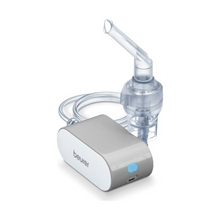 Der Auslaufartikel: Beurer kleiner Inhalator IH 58 von der Beurer GmbH ist ein tragbarer Vernebler mit transparenter Maske, Schlauch, kompakter weiß-grauer Basis und USB-Ladestation - perfekt für das Management von Asthma oder Atemwegserkrankungen.