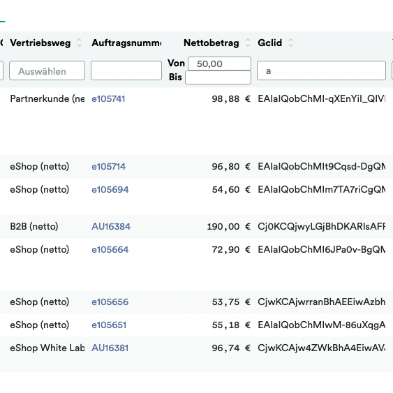 Snímka obrazovky digitálneho dokumentu, ktorý zobrazuje zoznam transakcií so stĺpcami pre výber, typ obchodu, ID zákazníka, sumu a menu. Každý riadok zobrazuje rôzne detaily transakcií súvisiace s Altran – Weclapp to Google Offline Conversion Upload.