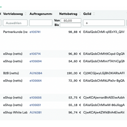 Snímka obrazovky digitálneho dokumentu, ktorý zobrazuje zoznam transakcií so stĺpcami pre výber, typ obchodu, ID zákazníka, sumu a menu. Každý riadok zobrazuje rôzne detaily transakcií súvisiace s Altran – Weclapp to Google Offline Conversion Upload.
