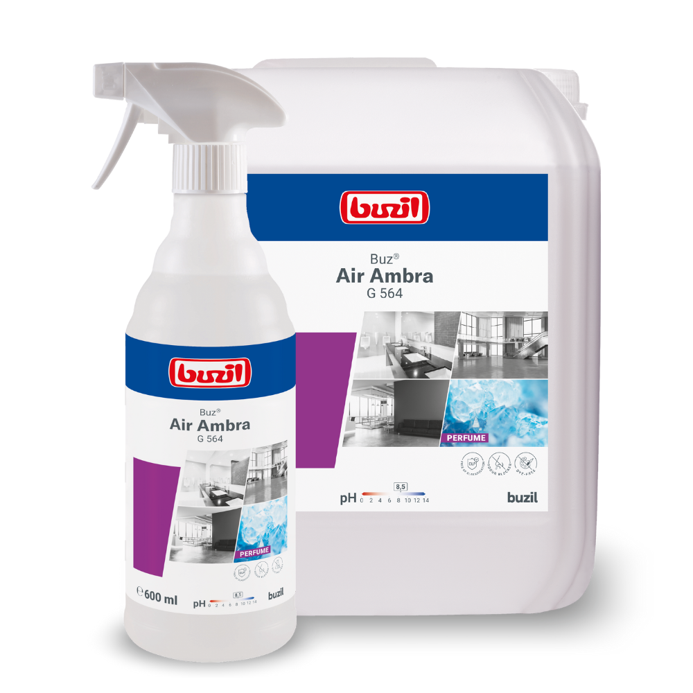 Zobrazené sú dva kontajnery s čistiacimi prostriedkami: jedna sprejová fľaša a veľký doplňovací kanister. Oba nesú etiketu „Buzil Buz® Air Ambra G 564 Pripravený na použitie interiérový sprej s aktívnym blokátorom zápachu“ od BUZIL-WERK Wagner GmbH & Co. KG, na ktorej sú zobrazené čisté miestnosti a voda, ako aj aktívny blokátor zápachu pre dlhotrvajúcu sviežosť.