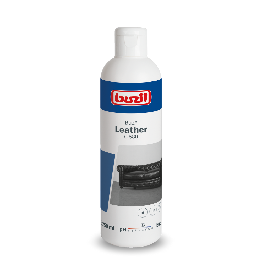 Fľaša s objemom 250 ml Buzil Buz® Leather C 580 intenzívneho čističa povrchov pre hladkú kožu je vystavená. Etiketa so sedačkou z kože zdôrazňuje jeho účel ako prostriedku na starostlivosť o kožu a UV ochranu. Fľaša je prevažne biela s modrými akcentmi, ideálna na zachovanie bezchybného stavu vášho nábytku, vyrobená spoločnosťou BUZIL-WERK Wagner GmbH & Co. KG.
