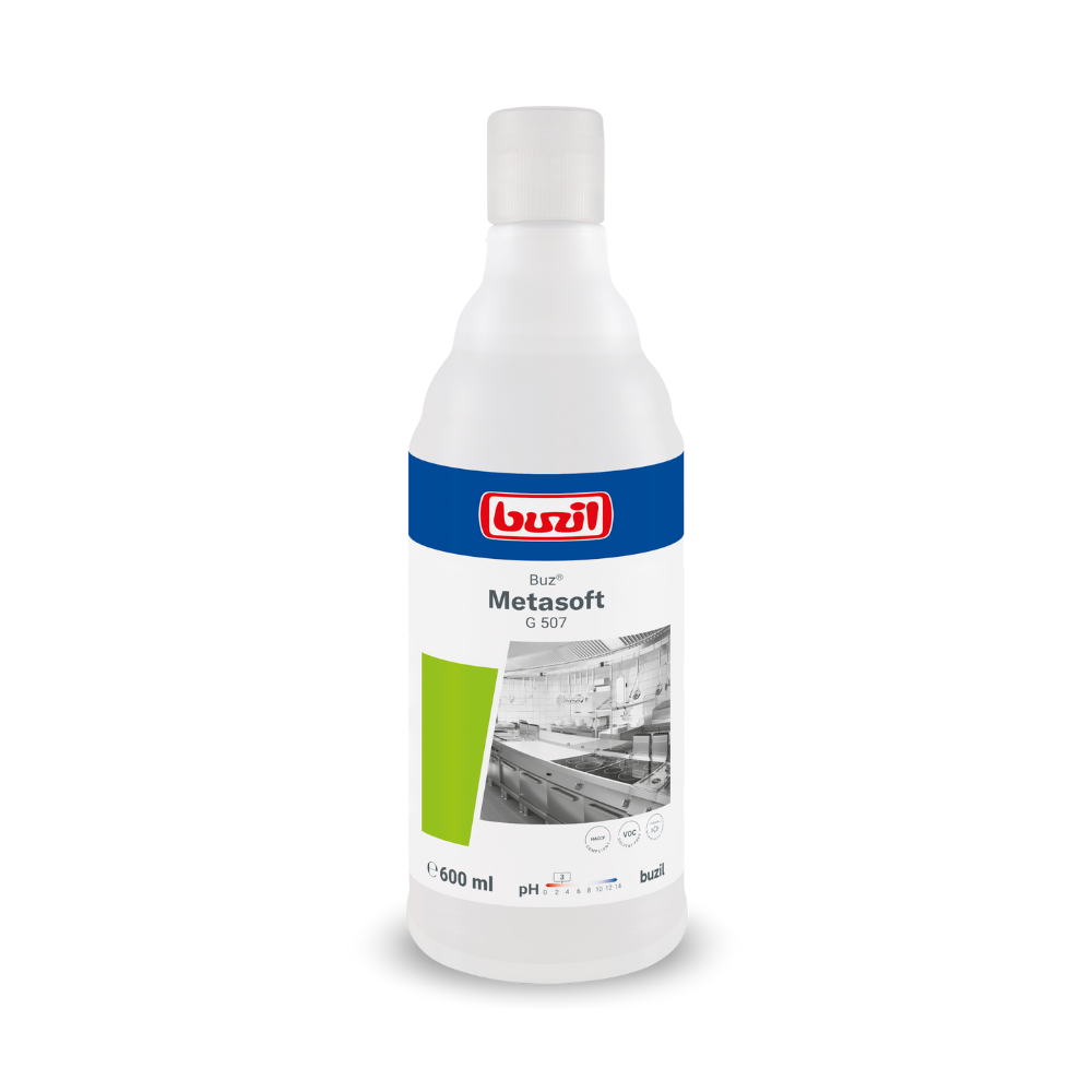 Na 600 ml fľaši Buzil Buz® Metasoft G 507 sú jasne viditeľné logo BUZIL-WERK Wagner GmbH & Co. KG, názov produktu a obrázok kuchyne. Etiketa zdôrazňuje pH hodnotu, objem a účinnosť odstraňovania vodného kameňa, všetko zabalené v zelenom dizajnovom prvku.