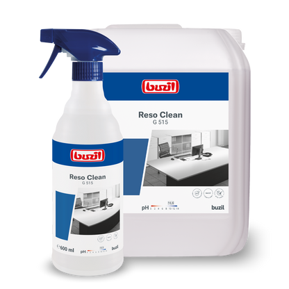Dva kontajnery s Buzil Reso Clean G 515 pripraveným sprejovým čističom od BUZIL-WERK Wagner GmbH & Co. KG sú zobrazené a zdôrazňujú ich silnú čistotu. Menší je sprejová fľaša a väčší je nádoba na doplnenie. Oba majú modré etikety s detailmi o produkte a značke pre lesk bez šmúh.