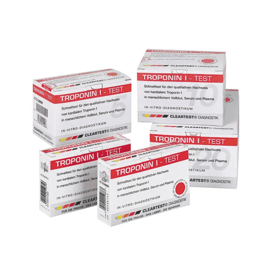 Päť balení testu Cleartest® Troponin I na infarkt z plnej krvi od spoločnosti Servoprax GmbH je usporiadaných vedľa seba. Obal je prevažne biely s červenými akcentmi a obsahuje texty týkajúce sa in vitro diagnostiky a značky Cleartest, ktorá sa špecializuje na diagnostiku akútneho koronárneho syndrómu a infarktu myokardu.