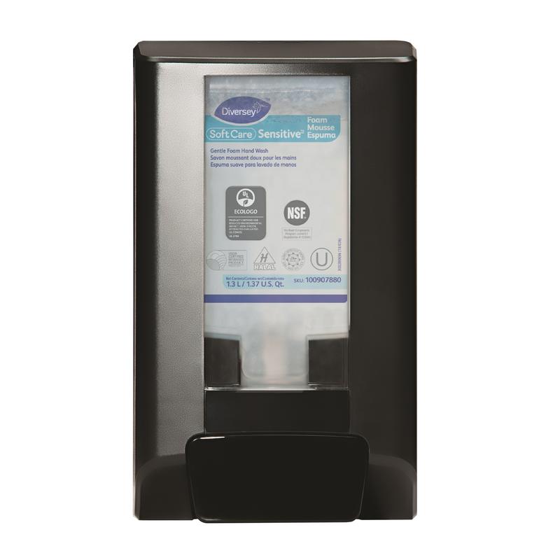 Čierny nástenný dávkovač IntelliCare Dávkovač Manuálny 1 ks od Diversey Deutschland GmbH & Co. OHG dávkuje "Soft Care Sensitive Foam" z náhradného vrecka s viditeľnými informáciami o produkte a certifikačnými logami pre hygienické použitie na prednej strane.