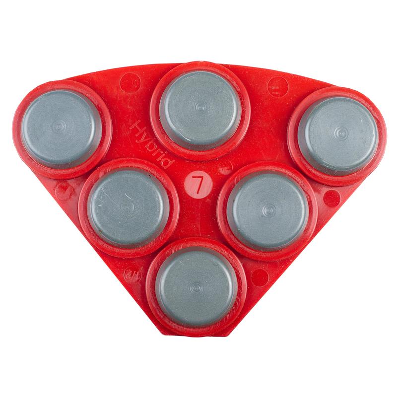 Červený, trojuholníkový plastový nástroj od Diversey Deutschland GmbH & Co. OHG je vybavený šiestimi striebornými kovovými diskami, nápisom "Twister Hybrid Tool" a reliéfom "7", čím ukazuje svoj ergonomický dizajn.