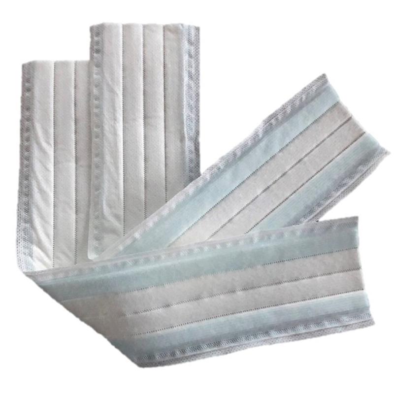 Tri obdĺžnikové, zložené biele jednorazové masky s bledomodrými okrajmi sa prekrývajú na bielom pozadí a pripomínajú bezchybný vzhľad po použití TASKISUM Plus mikrovláknového mopu od Diversey Deutschland GmbH & Co. OHG.