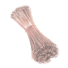 Balík 200 drôtených slučiek DEISS na uzatváranie odpadkových vriec, pokovovaných meďou od EMIL DEISS KG (GmbH + Co.), pozostáva z tenkých, meďou pokrytých drôtov s hákovitými koncami na bezpečné uzatváranie odpadkových vriec.