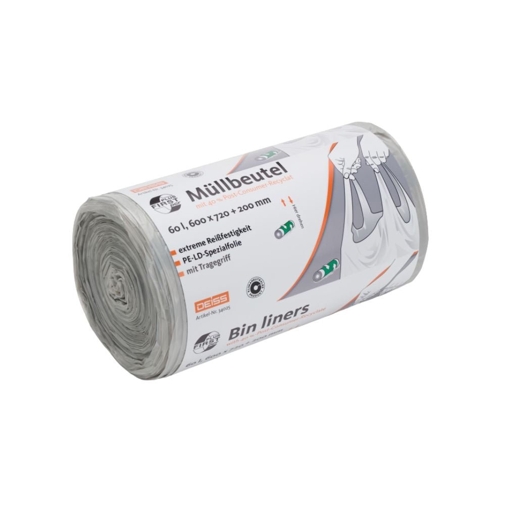 Rolka DEISS First Plus Pcr vrecia na odpadky 60 litrov, 34045 s úchytkou od EMIL DEISS KG (GmbH + Co.) zdôrazňuje v nemeckom písme rozmery a klimaticky neutrálnu povahu. Etiketa so symbolom odpadkového koša obsahuje text v angličtine a nemčine. Tieto čiastočne odvinuté vrecia na odpadky obsahujú 40 % PCR podiel a sú určené pre ekologicky uvedomelých používateľov.
