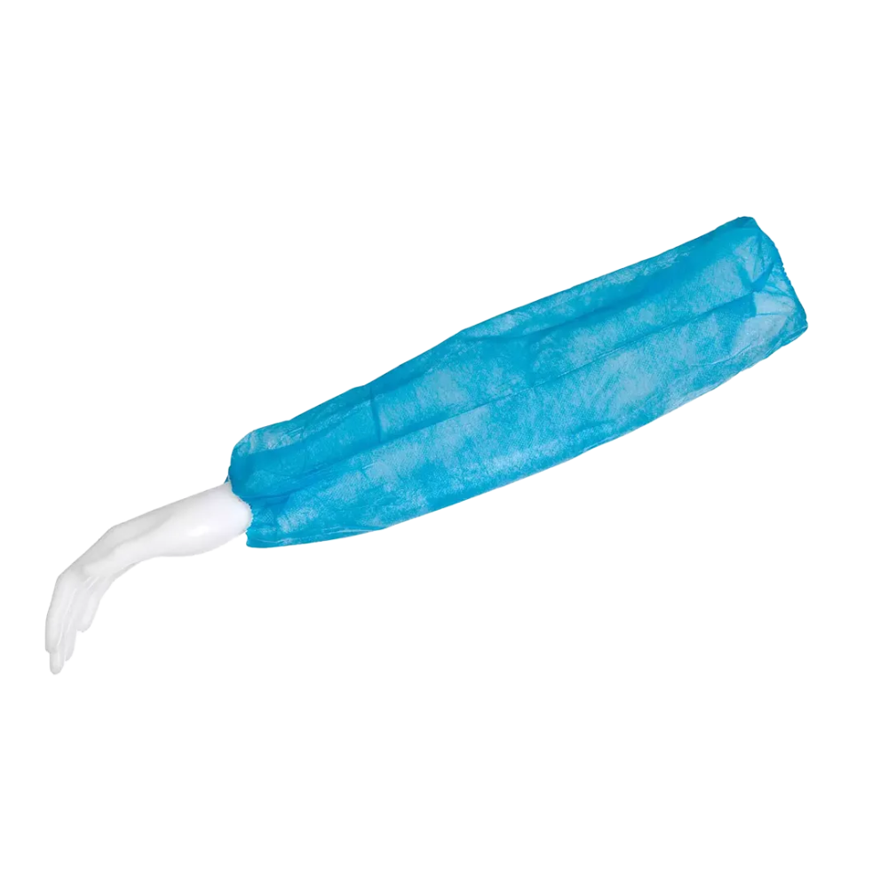 Rameno bielej figuríny je vybavené modrým AMPri MED-COMFORT PP rukávnikom 44 x 22 cm od spoločnosti AMPri Handelsgesellschaft mbH. Voľne sediaci rukáv z polypropylénu pokrýva ruku od ramena po zápästie a je na oboch koncoch upevnený gumičkami. Stojí na jednoduchom bielom pozadí.