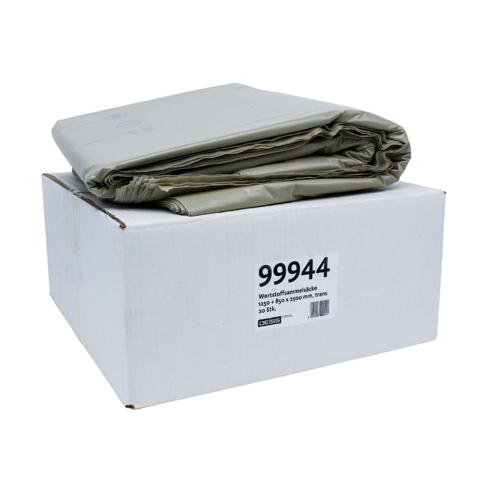 Na bielom obdĺžnikovom kartóne leží čisto zložená zelená plachta, odolná proti roztrhnutiu a opakovane použiteľná. Na kartóne je etiketa s nápisom „DEISS Zberný vak na suroviny Typ-100, 99944, 2500 litrov – 2500 litrov | Kartón (20 vriec)“ a dodatočný text s údajmi o veľkosti a hmotnosti obsahu.