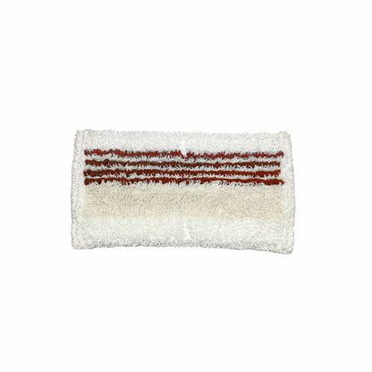 Arcora Doppelmopp 2.0 Micro-Plus s Microrandom 40 cm od Arcora International GmbH je obdĺžnikový biely mop s vodorovnými červenými pruhmi na vrchnej strane, jednofarebnou bielou spodnou stranou a textúrovaným povrchom s technológiou Microrand.