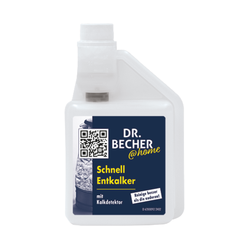 Biela fľaša s etiketou „DR.BECHER @home Rýchly odstraňovač vodného kameňa | Fľaša (500 ml)“. Na etikete je QR kód, názov produktu žltým písmom a obrázok rýchlovarnej kanvice. Fľaša má integrovanú mierku na nalievanie a sľubuje šetrnosť k materiálu.