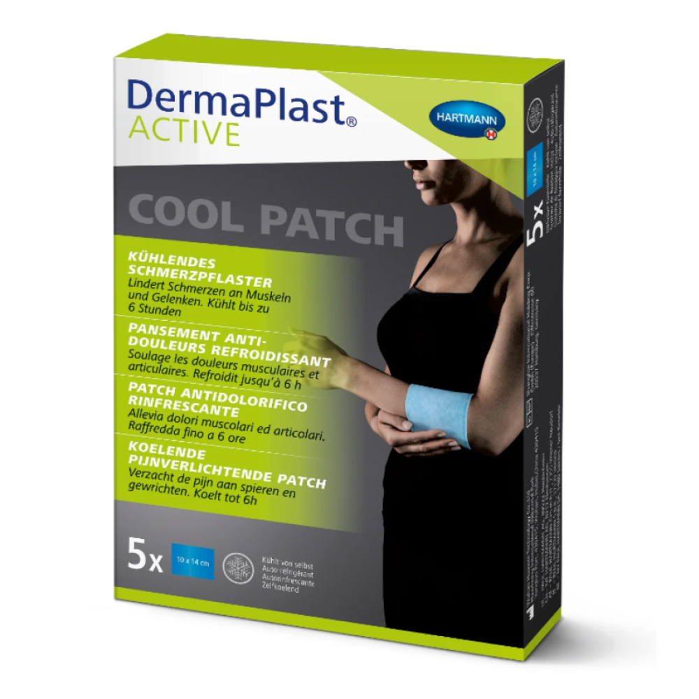 Eine Packung DermaPlast® ACTIVE Cool Patch selbstkühlendes Kühlpflaster (10 x 14 cm, 1 Stück) der Paul Hartmann AG zur Schmerzlinderung, zeigt eine Frau, die das blaue Pflaster auf ihren Unterarm klebt. Mehrsprachige Verpackung.