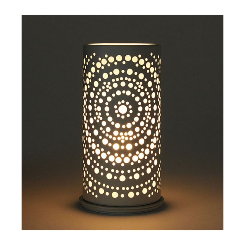 Der Duni Kerzenhalter Billy von Duni GmbH ist eine zylindrische Tischlampe aus Metall (140 x 75 mm) in modernem Design mit kreisförmigen Perforationen, die einen dekorativen, symmetrischen Lichteffekt erzeugen, der dem Leuchten seines Namensgebers ähnelt.