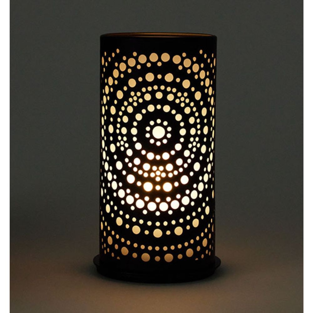 Der Duni Kerzenhalter Billy von Duni GmbH ist eine zylindrische Lampe mit kreisförmigen Perforationen in konzentrischen Ringen, die ein dekoratives Licht erzeugen. Sein modernes Design vereint Eleganz und Funktionalität in einer Metallform von 140 x 75 mm, die an seinen Namensvetter erinnert.