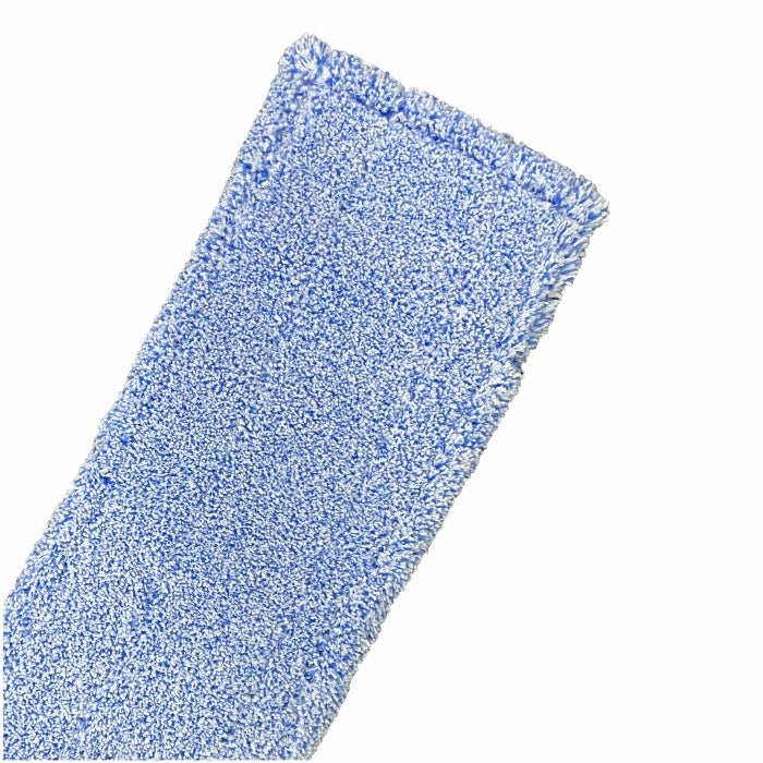 Detailný záber na Arcora MICRO BLUE 2.0 DB - FC S OCHRANNÝM LISTOM od Arcora International GmbH, svetlomodrú obdĺžnikovú mikrovláknovú utierku so štruktúrovaným povrchom a šitými okrajmi, ideálnu na profesionálne čistenie, zobrazenú na bielom pozadí.