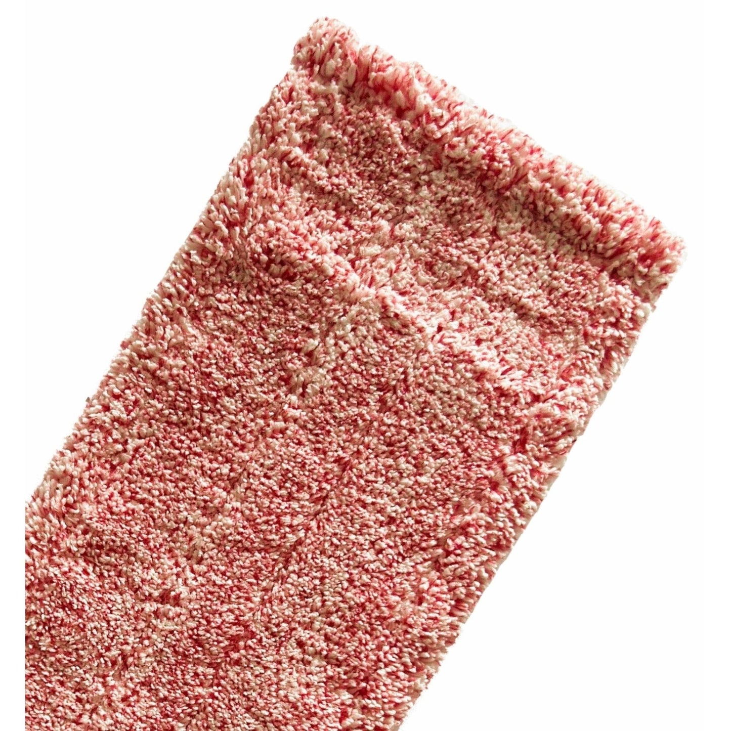 Detailný záber na ružovo-bielu, štruktúrovanú, obdĺžnikovú látku - zjavne Arcora MICRO RED DB - FC uterák od Arcora International GmbH - pred bielym pozadím.