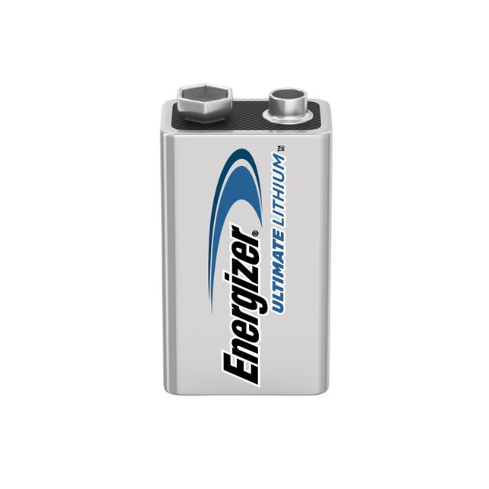 Blízky záber na Energizer Ultimate Lithium E-Block 9V L522 | Balenie (10 kusov) od Energizer Deutschland GmbH. Batéria je striebornej farby s čiernym a modrým textom a predstavuje trvanlivý zdroj energie. Vrchná časť batérie má dva konektory, jeden okrúhly a jeden šesťuholníkový.